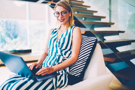 年轻女性微笑肖像在办公室连接技术的通信阅读学习