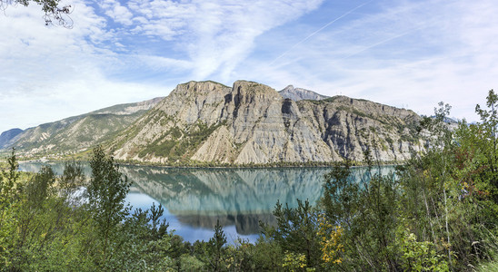 在拉加德的禁锢湖 Serre Poncon 在阿尔卑斯山