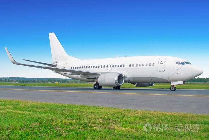 飞机滑行到机场跑道上的客机