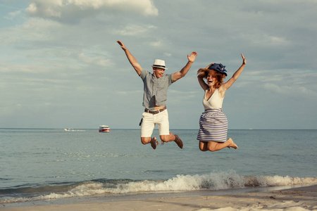 情侣在海滩上跳跃