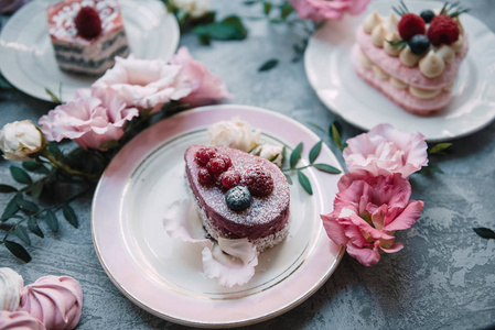 美丽的蛋糕在美丽的盘子粉红色和白色的灰色的具体背景