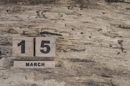 三月木制背景上的多维数据集日历