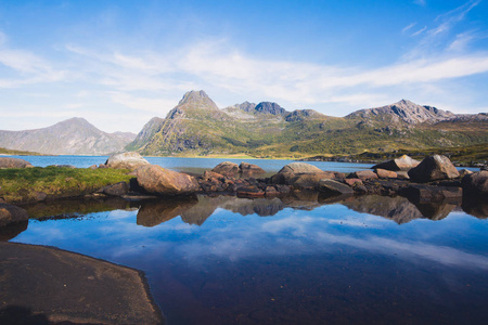 经典挪威斯堪的纳维亚夏天山风景查看以多山 峡湾 湖与蓝蓝的天空，挪威罗弗敦群岛