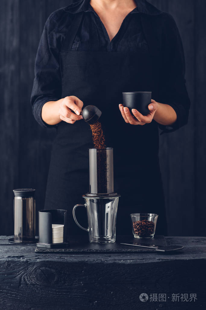 专业的咖啡师准备咖啡替代方法