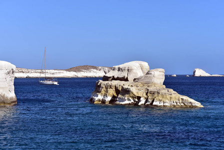 希腊的 Sarakiniko 海滩景观与岩石的岛屿