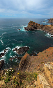 夏季大西洋海岸线葡萄牙阿尔加维。