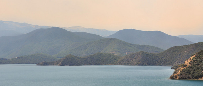 泸沽湖与群山的景观图片