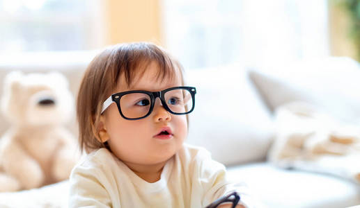 一岁小孩戴眼镜图片