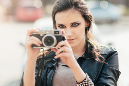 小小的数码相机与女性摇滚照片图片