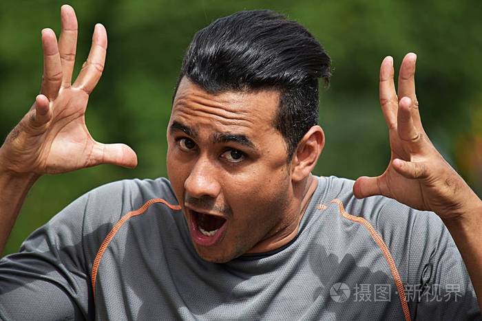 焦急的男性运动员