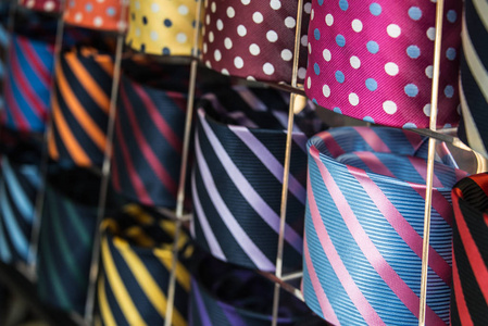 彩色男装领带收藏在男装店。特写