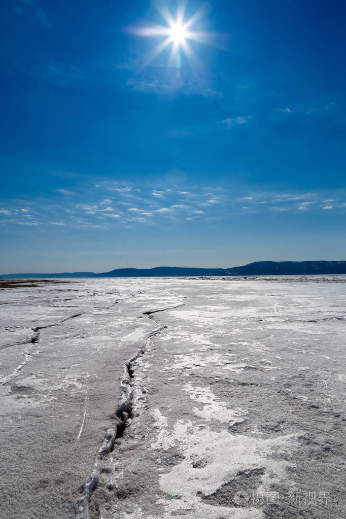 从高山与蓝天的背景下伏尔加河上冰的春季融化