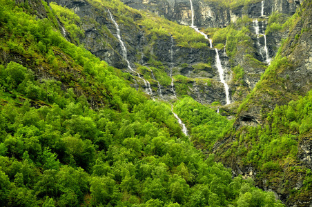 在挪威峡湾的瀑布