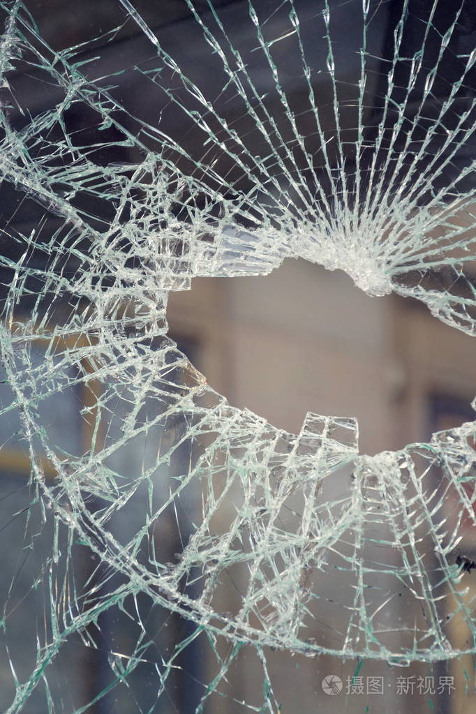 打破破碎安全玻璃, 保险, 安全, 破坏或犯罪概念, 捷克共和国形状的洞