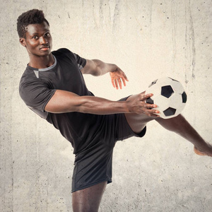 踢足球的黑人男子照片