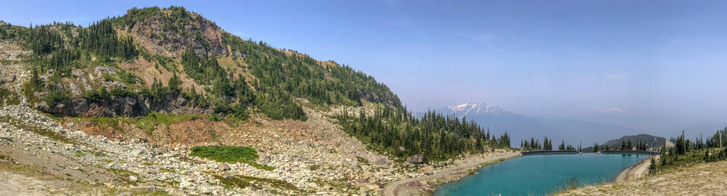 在夏季的惠斯勒山全景美景