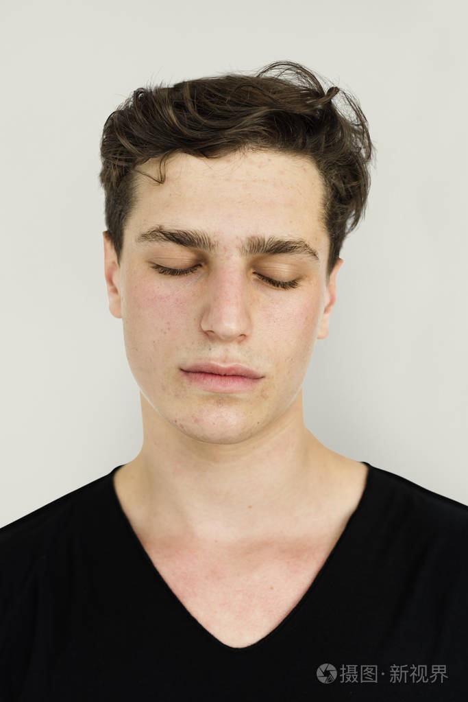 闭着眼睛悲哀的年轻人