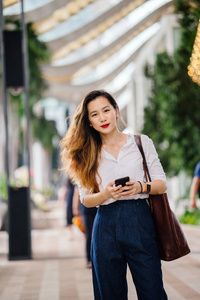 她穿着时髦, 衣着考究, 正走着.照片