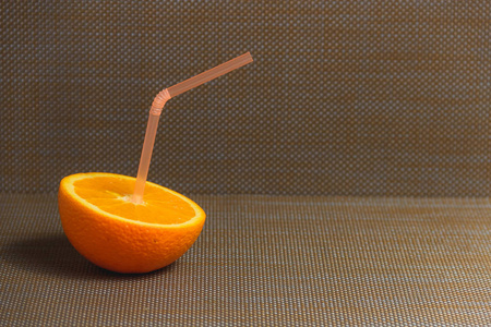 在黑暗的背景下切片橙汁和果汁饮料。健康理念