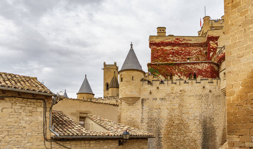 Olite 的城堡反对多云的天空在纳瓦拉, 西班牙