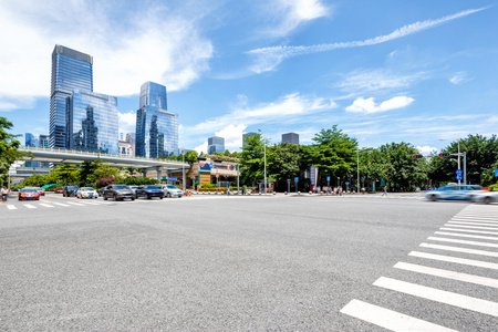 空的沥青路面的摩天大楼的现代化城市