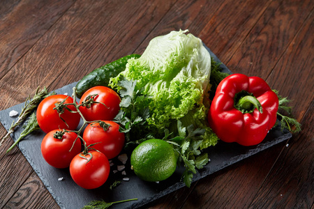素食静物的各种新鲜蔬菜和草药在老式木质背景, 顶部视图, 选择性聚焦