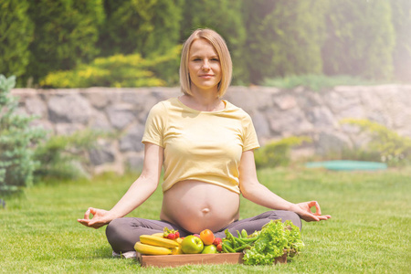 怀孕妇女练习冥想和自然放松