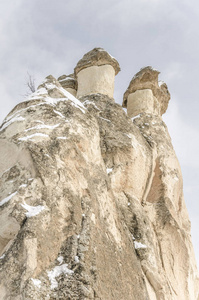 独特的地质岩层在卡帕多细亚，土耳其的雪下