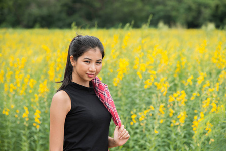 快乐的年轻美丽的女人享受夏天在黄花五