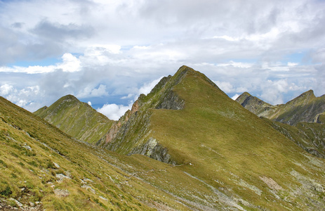 锋利的 Fagaras 山脉，罗马尼亚