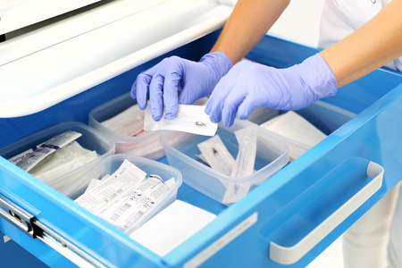 药品仓库一名护士准备打针照片