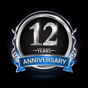 12年周年纪念标志与银色圆环和蓝色丝带, 向量例证在黑色背景