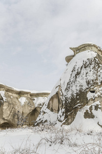 独特的地质岩层在卡帕多细亚，土耳其的雪下