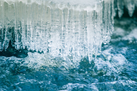 拉脱维亚河岸边的一条美丽的冰冻冰柱。美丽的冬日风光
