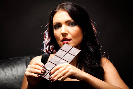 年轻女人享受巧克力