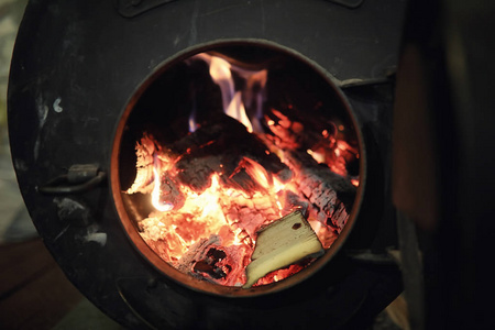 木材燃烧炉。木柴加热炉。仓库的