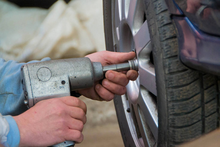 硫化机, 改变汽车上的轮胎照片