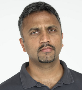 严肃的印度人的脸照片