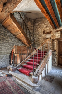 施加在被遗弃的城堡的楼梯