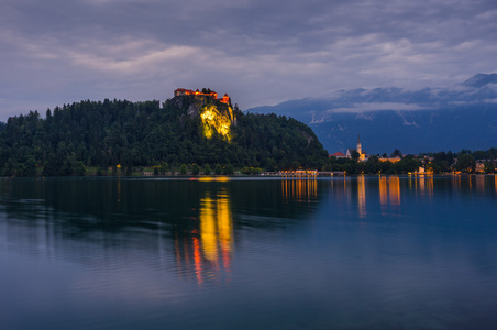 布莱德的城堡在夜间斯洛文尼亚布莱德湖