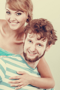 性格开朗的年轻夫妇肖像