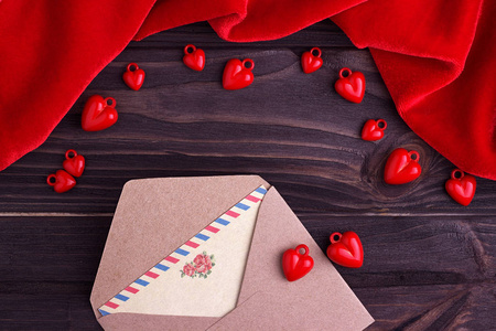 红色的心与棕色木制背景上的文字的空间贺卡