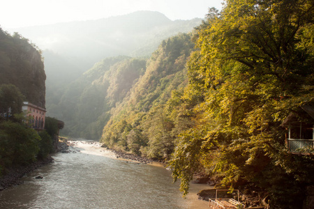 有条河与群山的风景