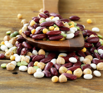 混合的豆 (豌豆, 扁豆) 木制的桌子上照片