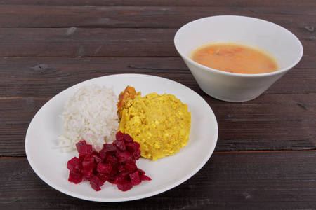 姜黄和米饭在桌上的花椰菜