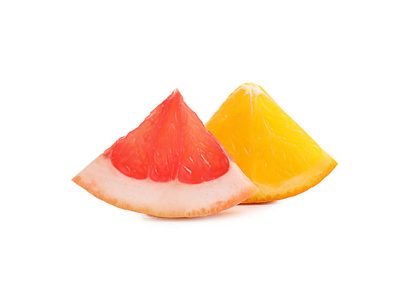 在白色背景上的成熟柚子和橙色切片。新鲜柑橘类水果