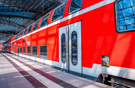 火车站站台上的红色火车