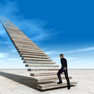 商人在楼梯上到天空照片