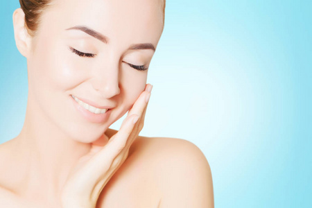 肌肤对比与蓝的完美肌肤美丽微笑女人的画像照片