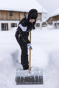 用铲子在降雪除雪